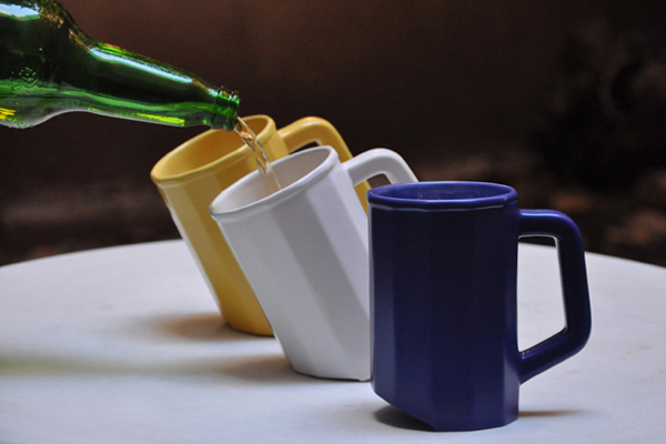 傾斜的啤酒杯 傾斜的啤酒杯