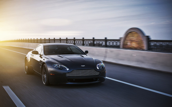 清晰黑色的aston-martin阿斯頓馬丁跑車(chē)