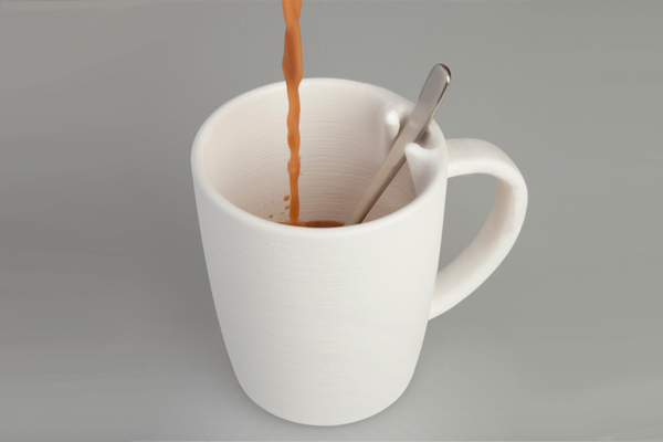 固定勺子的咖啡杯