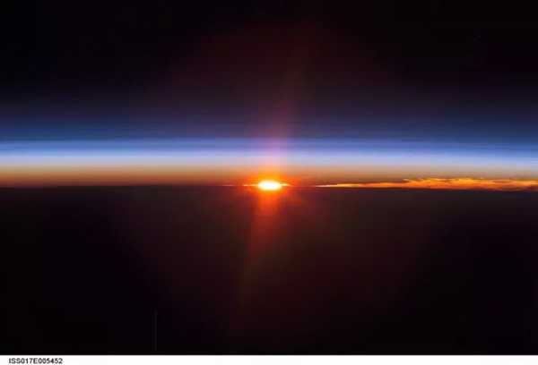 太空看日出日落(十) 太空看日出日落(十)