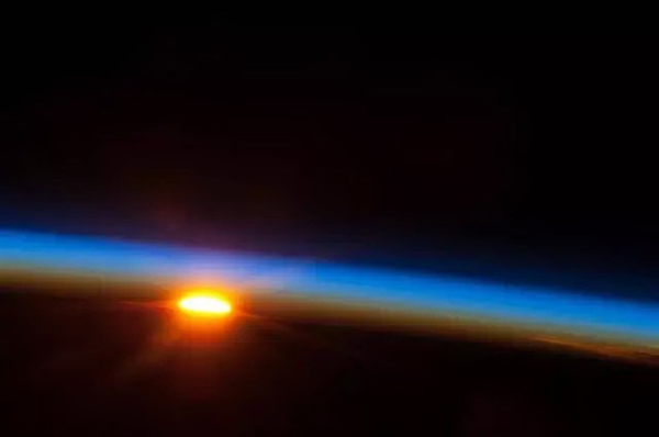 太空看日出日落 太空看日出日落